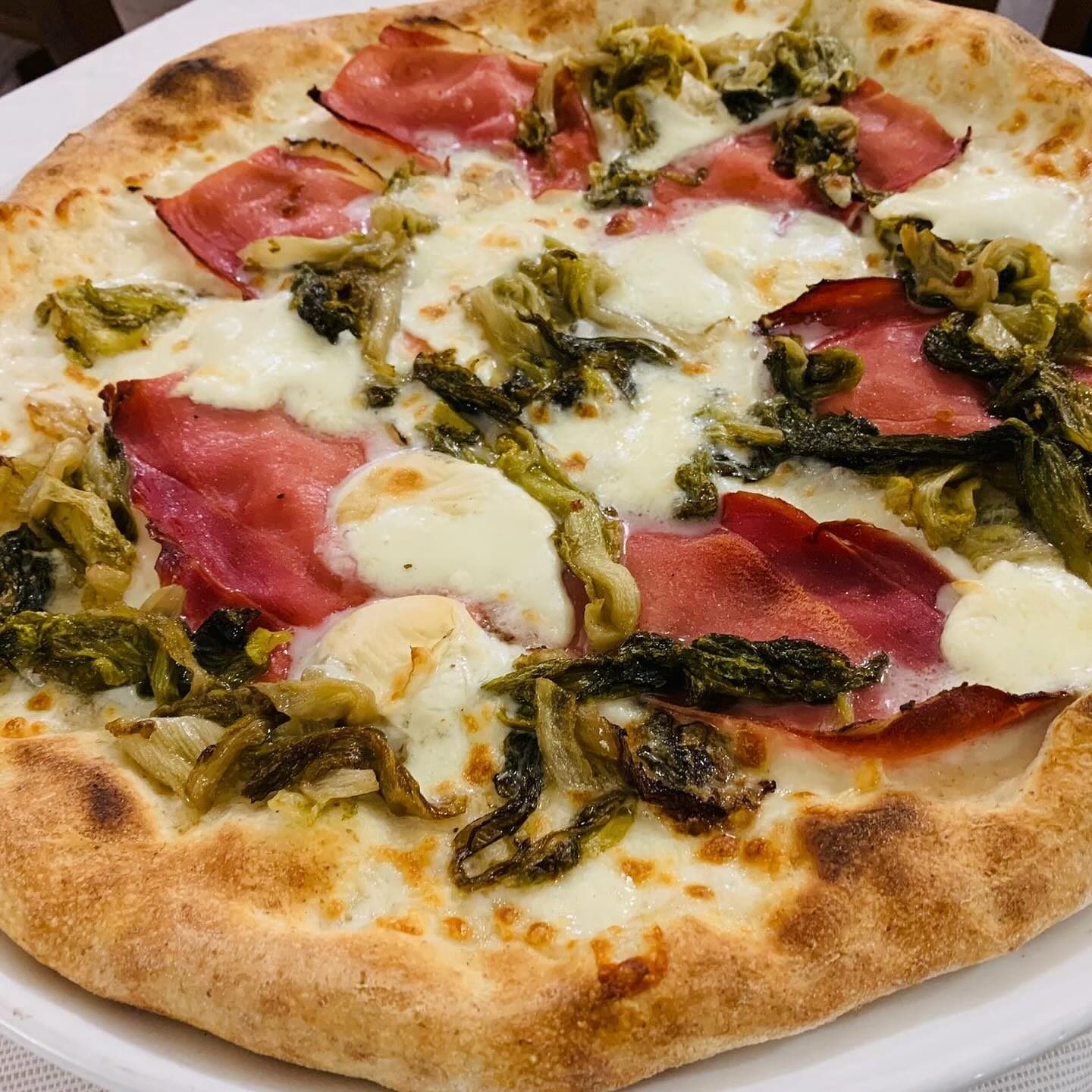 Pizza cotta nel forno a legna de Lo Scoglio, Modena